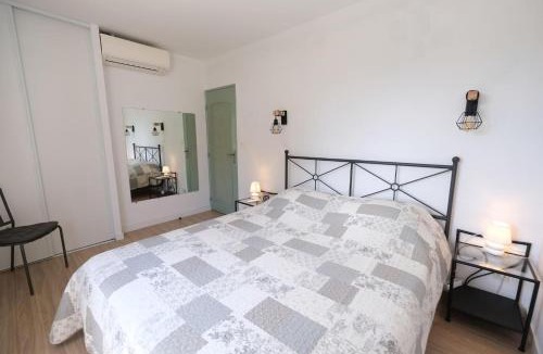 Saint-Saturnin-les-Apt Villa | Air-conditioned house in the Luberon with heated swimming pool in Saint Saturnin les Apt - 8 people.