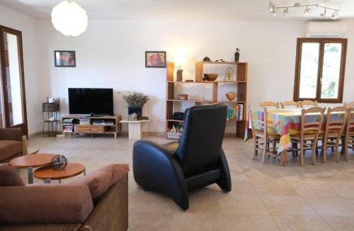 Saint-Saturnin-les-Apt Villa | Air-conditioned house in the Luberon with heated swimming pool in Saint Saturnin les Apt - 8 people.