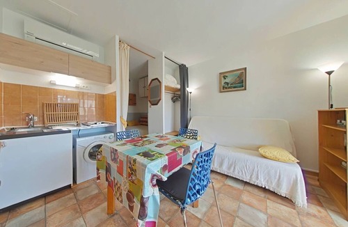 Les Bormettes Apartment | Air-conditioned studio with balcony in La Londe-les-Maures, parking included