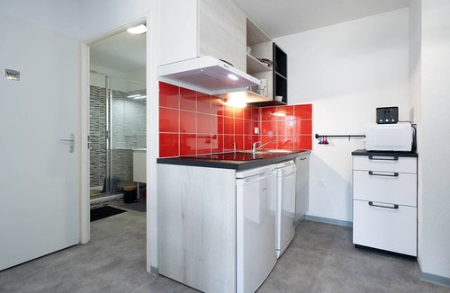 Serignan Apartment | Air-conditioned apartment with a pool and a beach 450 meters away