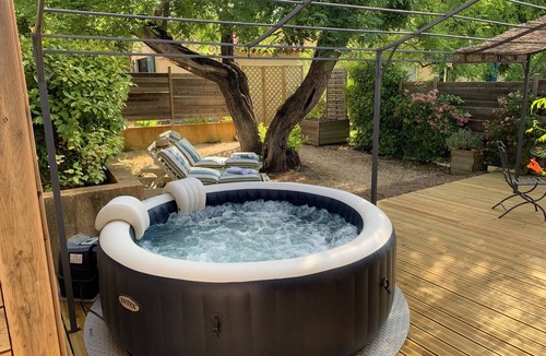 Ventabren Apartment | Air-conditioned flat garden & SPA + private parking countryside calm, bright.