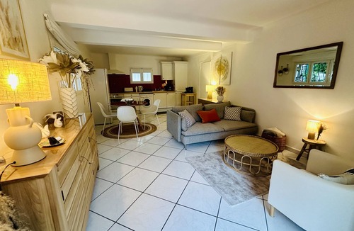 Boulouris-sur-Mer Apartment | Air-conditioned ground-floor villa with WiFi close to the sea and shops private parking