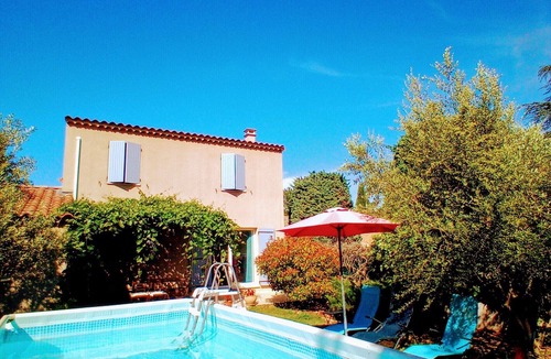 Maubec House | Air-conditioned house. View of the Luberon. New house. view to the Luberon.