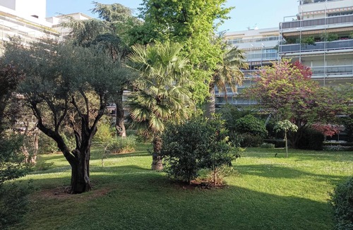 Antibes Apartment | Air-conditioned studio with parking, within walking distance of the beach and town center