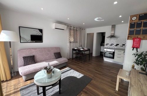 La Trinite Apartment | Air-conditioned T2 with terrace, jacuzzi & parking - near Nice & Monaco