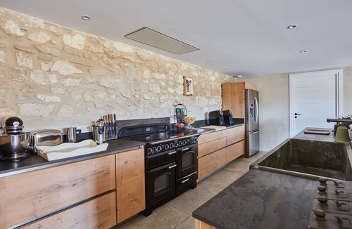 Maillane Apartment | Alpilles – A superb village property - Sleeps 14
