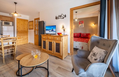 Orcieres-Merlette Apartment | Apartment at the foot of the slopes with a balcony, swimming pool, Wi-Fi and car park