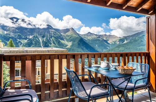 Orcieres-Merlette Apartment | Apartment at the foot of the slopes with a balcony, swimming pool, Wi-Fi and car park