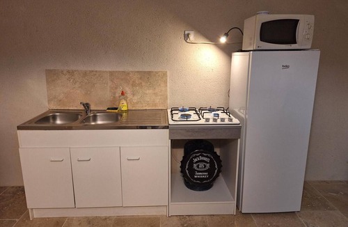 Suze-la-Rousse Apartment | Apartment 'Chez Vero & David - Piscine' with Private Pool, Wi-Fi and Air Conditioning