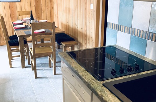 Montgenevre Ski Chalet | Apartment in chalet, at the foot of the slopes, balcony, parking, garage and wifi.
