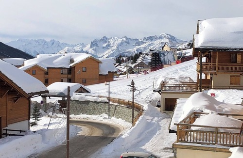 Montgenevre Ski Chalet | Apartment in chalet, at the foot of the slopes, garage, terrace, wifi.
