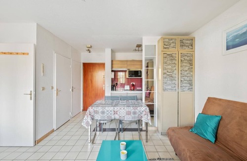 Hyeres City Centre Apartment | Apartment in Hyères with Swimming Pool and Balcony