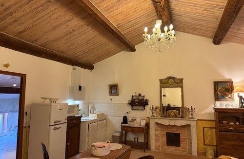 Violes Apartment | Apartment in the Angelot Vineyards - At Mas Des Armouriers