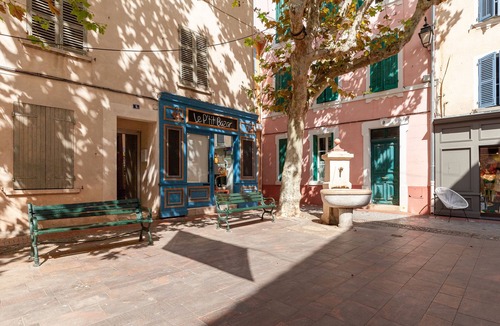 Sanary-sur-Mer Apartment | Apartment 'Joli T2 Au Cœur Des Rues Piétonnes' with Balcony and Air Conditioning
