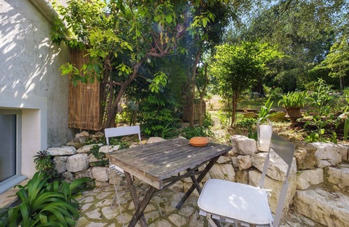 Les Maillans Apartment | Apartment 'La Suite Du Jardin Du Clos Stemarie' with Sea View, Wi-Fi and Air Conditioning