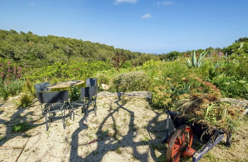 Les Maillans Apartment | Apartment 'La Suite Du Jardin Du Clos Stemarie' with Sea View, Wi-Fi and Air Conditioning