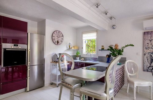 Peymeinade Apartment | Apartment 'Le Mas Des Pins' with Mountain View, Wi-Fi and Air Conditioning