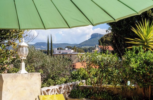 Cassis Apartment | Apartment 'Le Repaire' with Mountain View, Shared Terrace and Garden