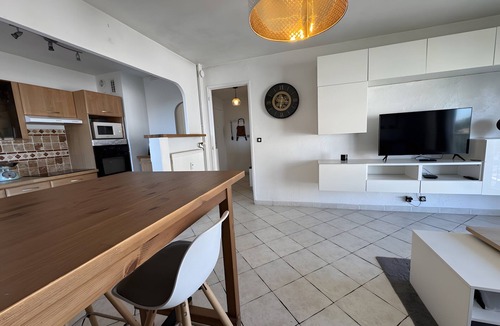 La Garde Apartment | Apartment “Les Floralies” with Shared Garden, Wi-Fi, and Air Conditioning