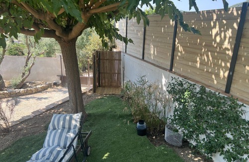 Ollioules House | Apartment. Lower villa 53 m2, sleeps 4 with garden and shaded terrace