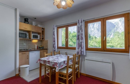 Le Bourg-d'Oisans Apartment | Apartment 'Marmotte' with Mountain View, Shared Garden and Wi-Fi
