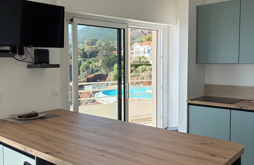 Le Trayas Apartment | Apartment on the sea Clim heated pool parking