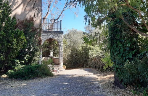 Les Maillans Apartment | APARTMENT WITH LARGE TERRACE IN HOUSE