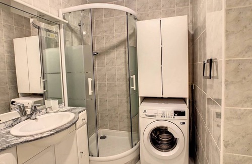 Sainte-Maxime City Centre Apartment | Apartment with air-conditioning