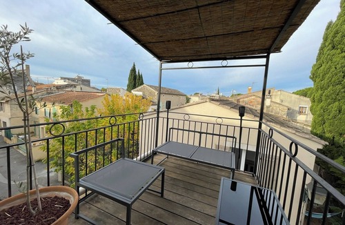 Maillane Apartment | Apartment with rooftop balcony