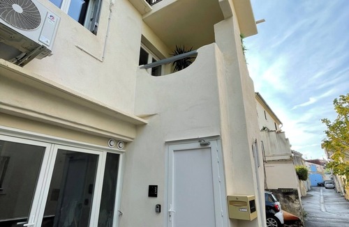 Maillane Apartment | Apartment with rooftop balcony