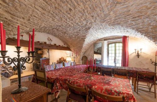 Ferrieres-les-Verreries Apartment | Appartement spacieux à Ferrières-les-Verreries avec jardin privé