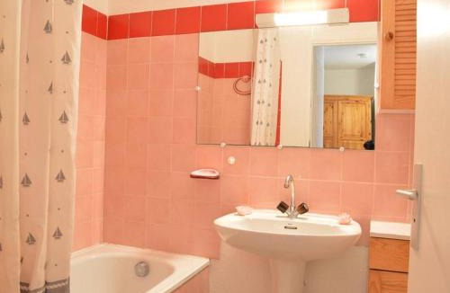 Frejus Plage Apartment | Appartement 2P, 4 Couchages, Terrasse et Salon de Jardin à 200m de la Plage, Fréjus - FR-1-226A-22