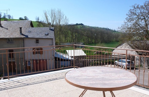 Lanuejols Apartment | Appartement , Dans une Ancienne Maison de Village Rénovée, Avec une Terrasse