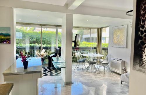 Mandelieu-la-Napoule Beach Apartment | APPARTEMENT MODERNE Résidence LUXE MANDELIEU CANNES PLAGE PRIVÉE PISCINE TENNIS CASINO RESTO