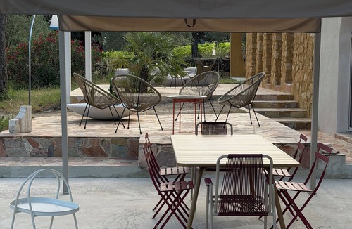 Uchaux Villa | Architect-designed villa · 5 suites · Sleeps 13 · Pool & large garden