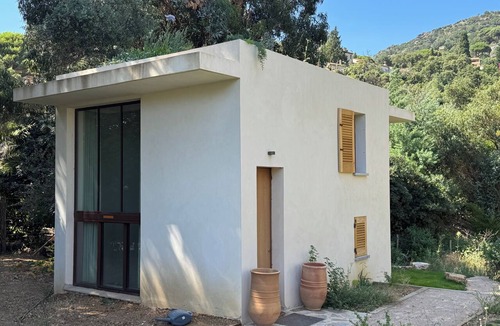 Le Rayol House | Architect-designed villa with a pool and a view of the Mediterranean – Sleeps 9
