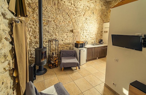 Villelongue-d'Aude Bed & Breakfast | At Château de Villelongue, L'étable, Aude, Cathar Country, pets are welcome.