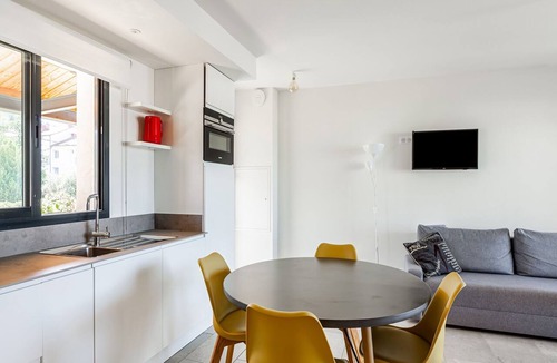Malaucene House | Attractive Holiday Home in Malaucène with Terrace