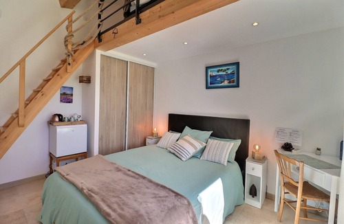 Roquevaire Bed & Breakfast | Au temps des secrets bed and breakfast Roquevaire in Provence at the foot of the Garlaban mountains