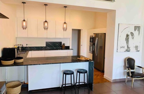 Avignon City Centre Apartment | AVIGNON HYPER CENTRE CLIM 5 CHBRES 10PERS 200m PALAIS DES PAPES