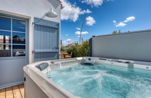 Saint-Gilles-Croix-de-Vie Villa | Bains de Mer House & Jacuzzi steps from the beach, Walk to town, Sleeps 6