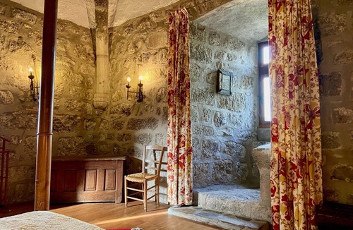 Saint-Martin-sous-Vigouroux Bed & Breakfast | Baldaquin and Salle de Garde Guest Room