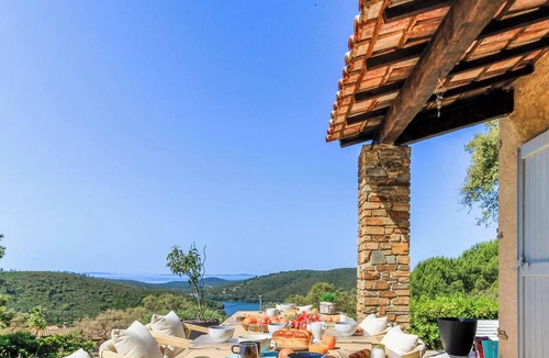 Bormes-Les-Mimosas Villa | Bastide with sea view, pets OK - 10 guests