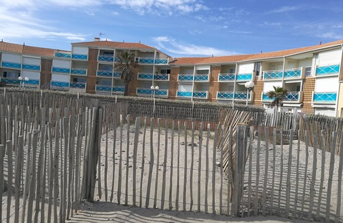 Frontignan Apartment | Beachfront apartment with pool, air conditioning and wifi