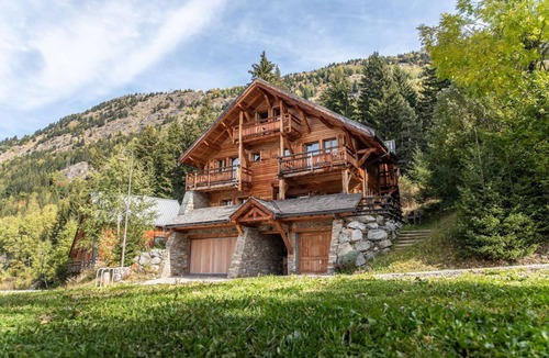 Oz-en-Oisans Ski Chalet | Beautiful 5-star, 6 bedroom 6 bath Ski-in/out Chalet Oz en Oisans-Alpe d'Huez.