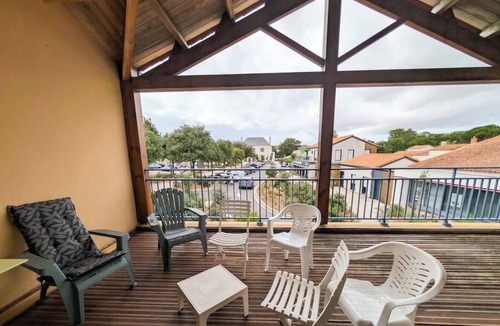 Jard-sur-Mer Apartment | Beautiful city center apartment with terrace