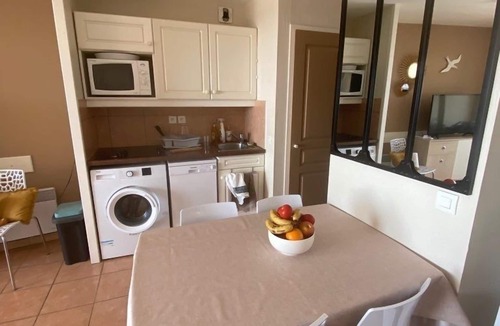 Six-Fours-les-Plages Apartment | Beautiful T2 apartment in residence standing with pool facing the sea