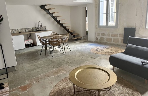 Ecusson Apartment | Beautiful Loft in the Historic center of Montpellier (4/to 8 persons)