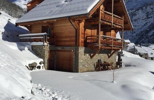Vaujany Ski Chalet | Beautiful Traditional Wooden Detached 4 bedroom Luxury Chalet In Prime Vaujany