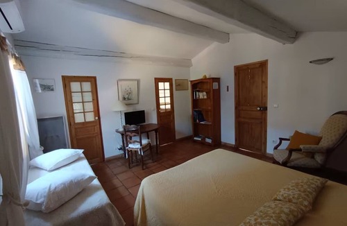 Saint-Marc-Jaumegarde Bed & Breakfast | Bed and Breakfast 'La Thébaïde - Les Lauriers' with Shared Pool, Private Garden and Wi-Fi